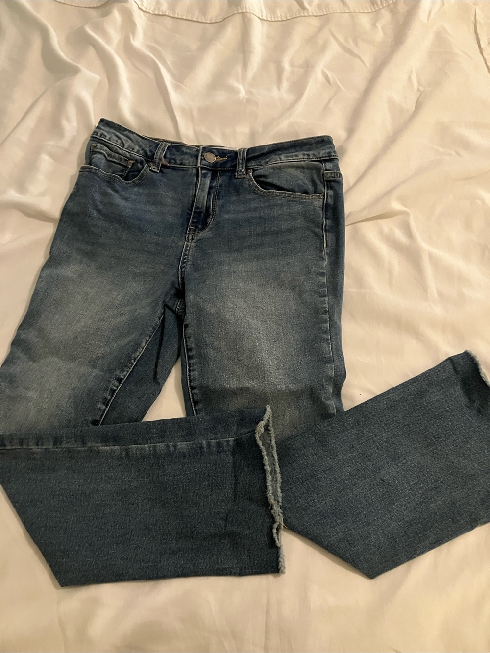 Velvet Heart Women's Cropped Frayed-Hem Jeans in Medium Blue